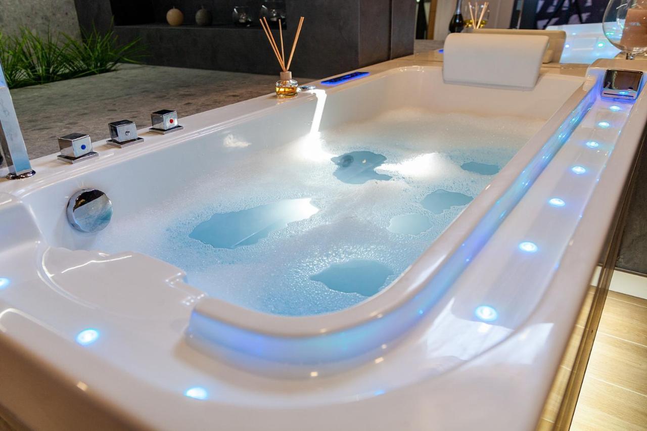 Royal Vip Jacuzzi Apart Lviv Eksteriør billede