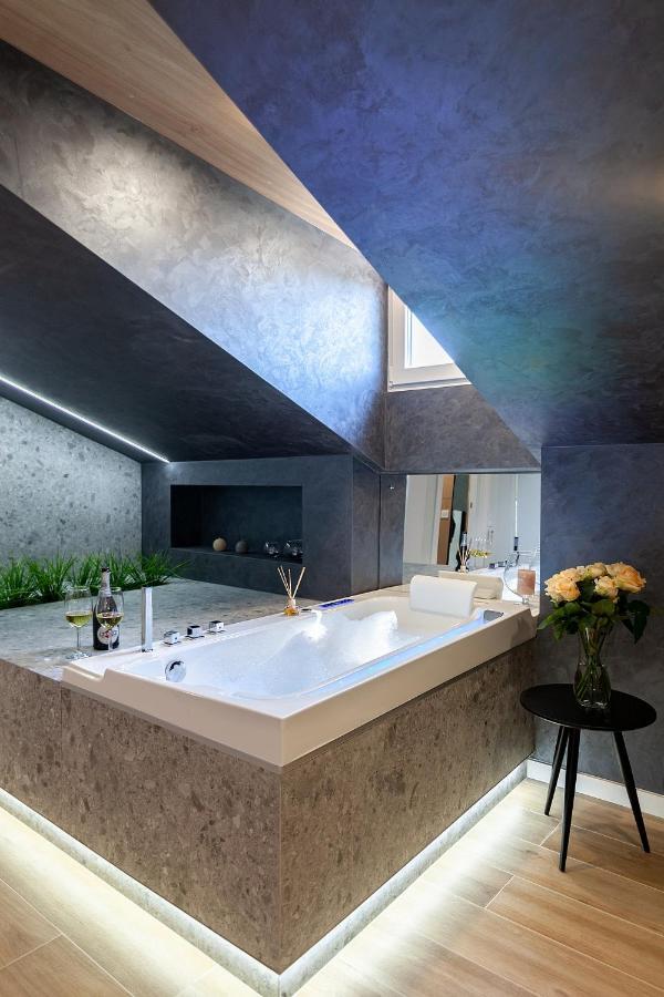 Royal Vip Jacuzzi Apart Lviv Eksteriør billede