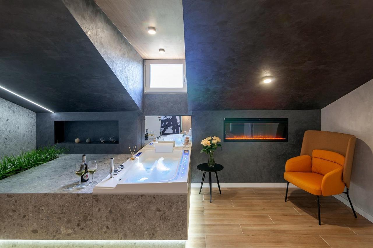 Royal Vip Jacuzzi Apart Lviv Eksteriør billede