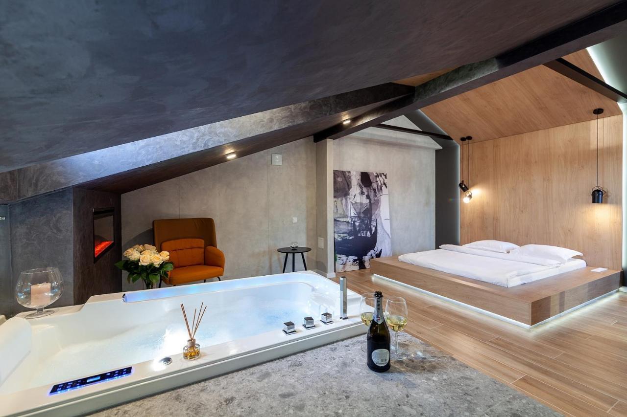 Royal Vip Jacuzzi Apart Lviv Eksteriør billede
