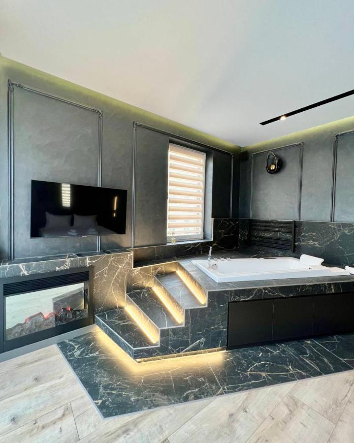 Royal Vip Jacuzzi Apart Lviv Eksteriør billede