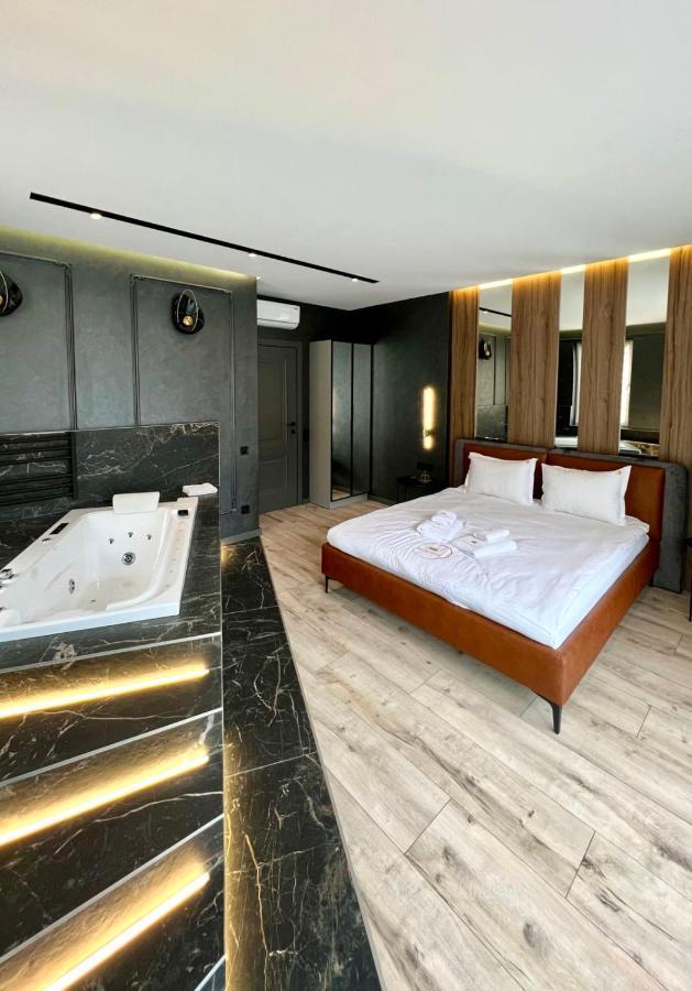 Royal Vip Jacuzzi Apart Lviv Eksteriør billede