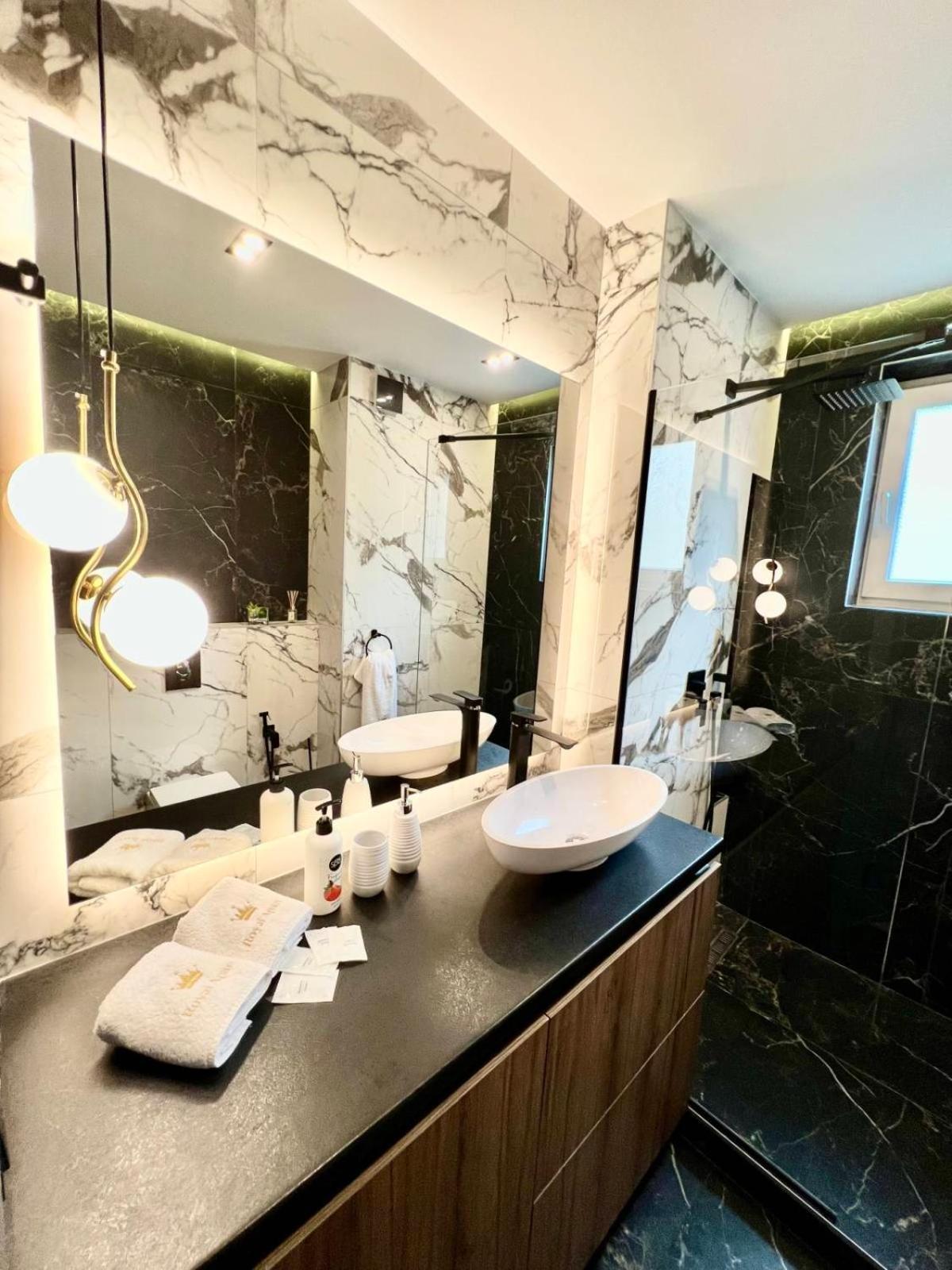 Royal Vip Jacuzzi Apart Lviv Eksteriør billede
