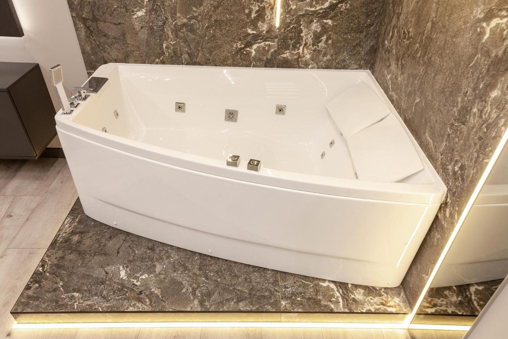 Royal Vip Jacuzzi Apart Lviv Eksteriør billede