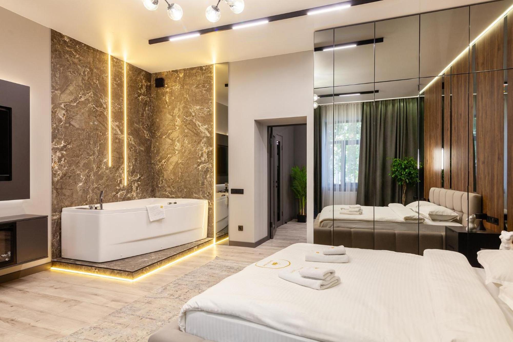Royal Vip Jacuzzi Apart Lviv Eksteriør billede